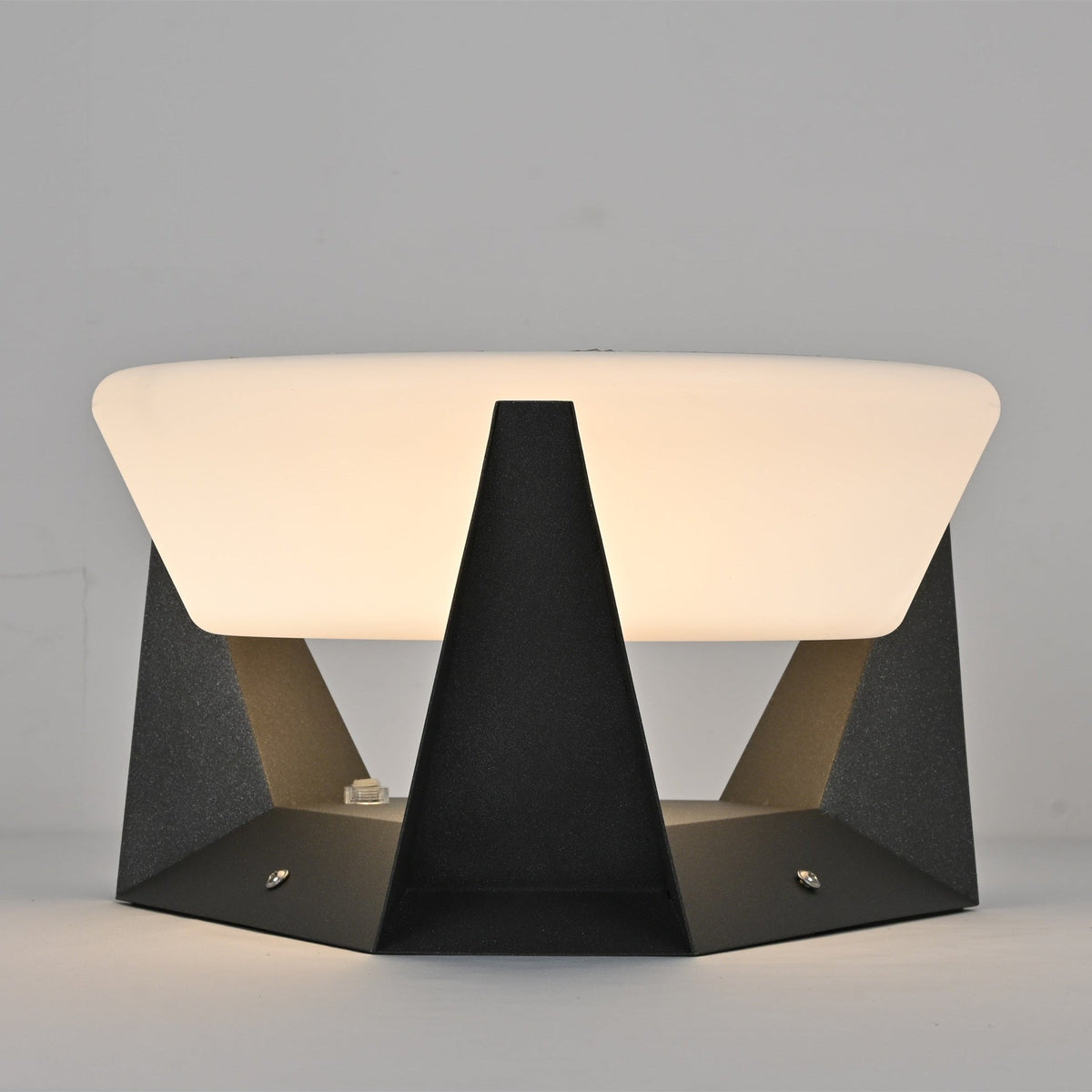Geobase Solar Outdoor Post Light – Modern Geometric LED Garden Lamp