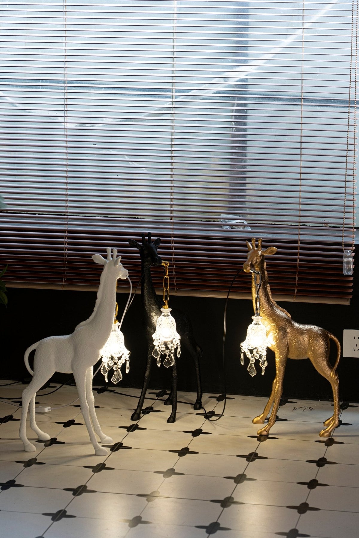Giraffe Royale Sculpture Floor Lamp – Modern Crystal Pendant Light