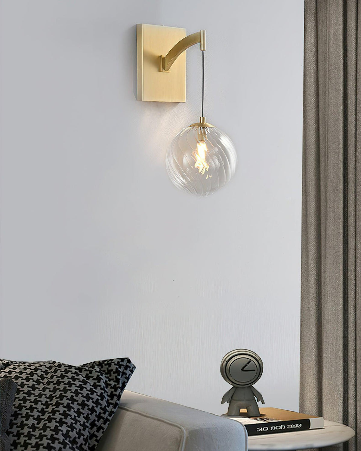 golden-globe-wall-light