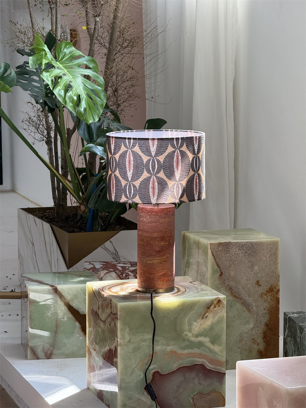 gravity-table-lamp
