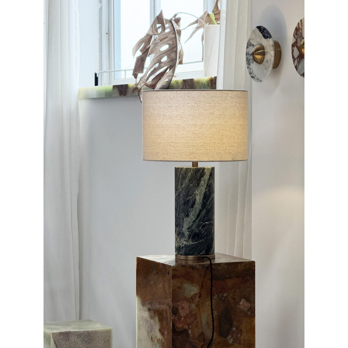 gravity-table-lamp