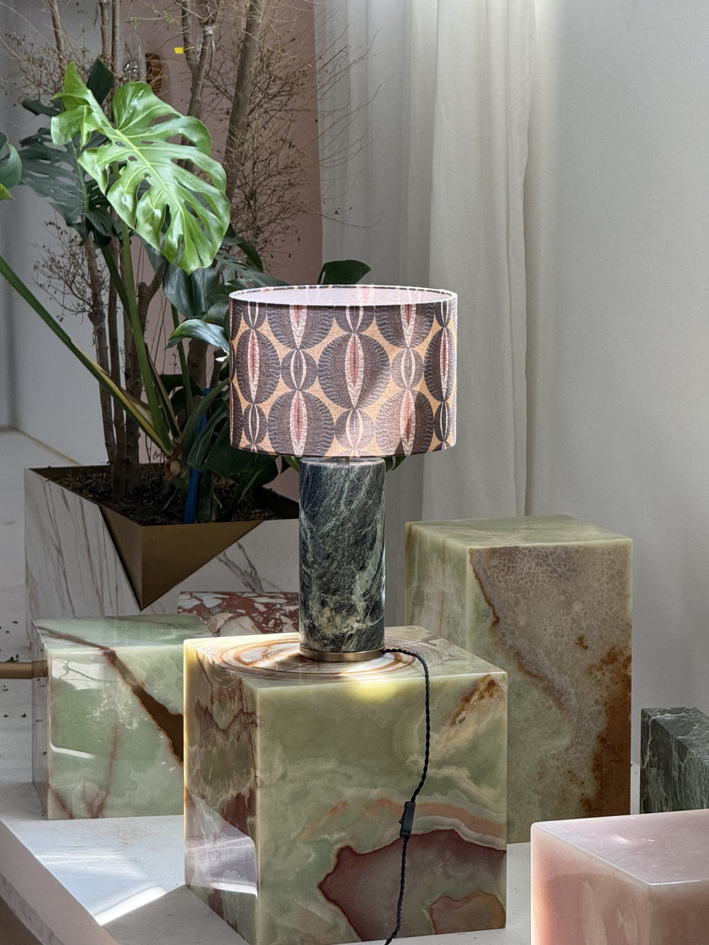 gravity-table-lamp