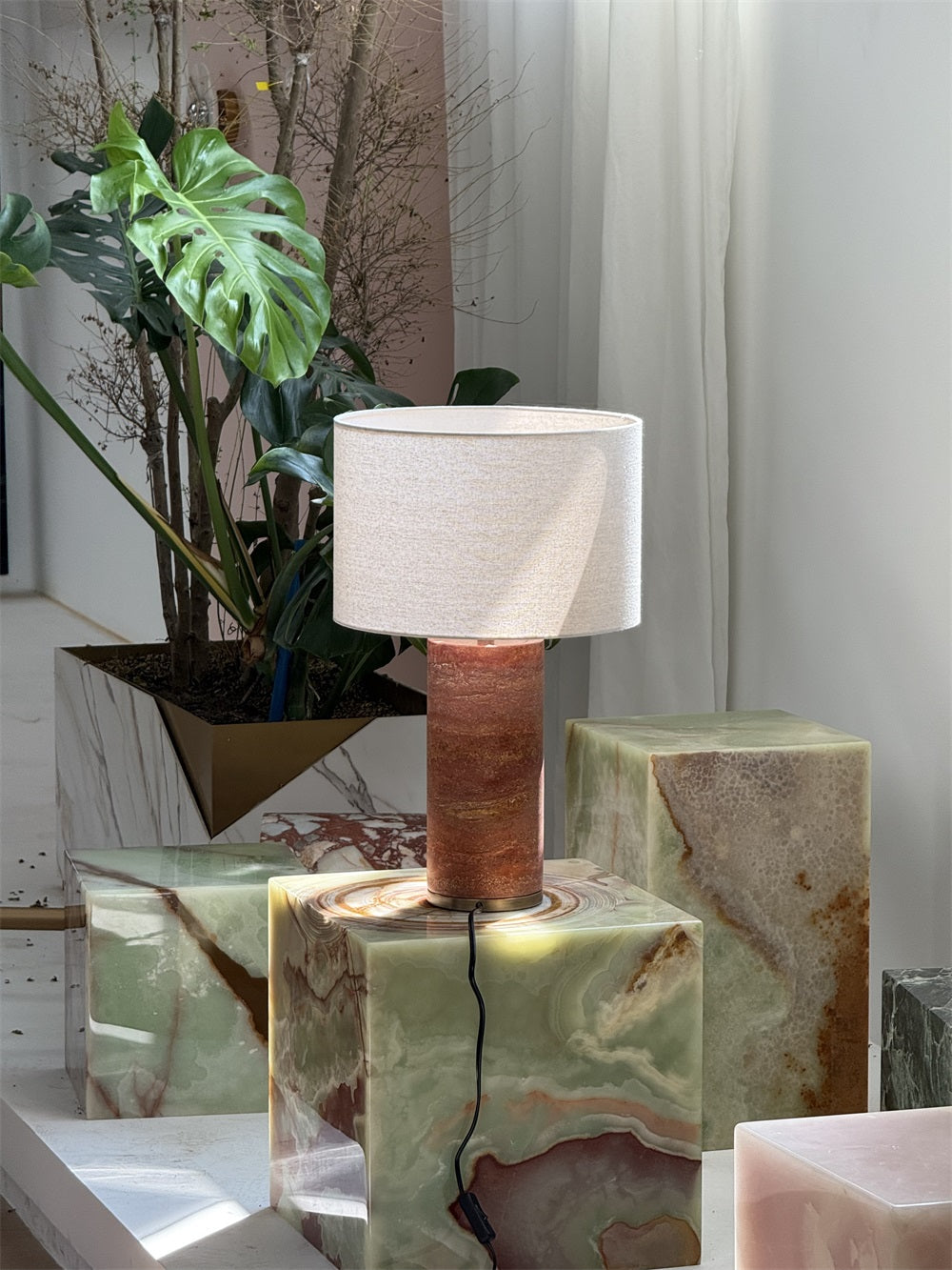 gravity-table-lamp