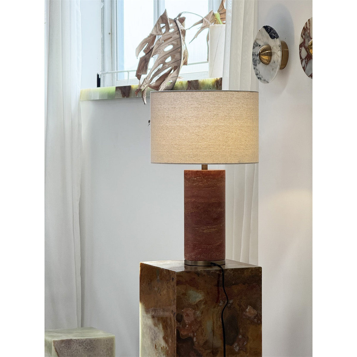gravity-table-lamp