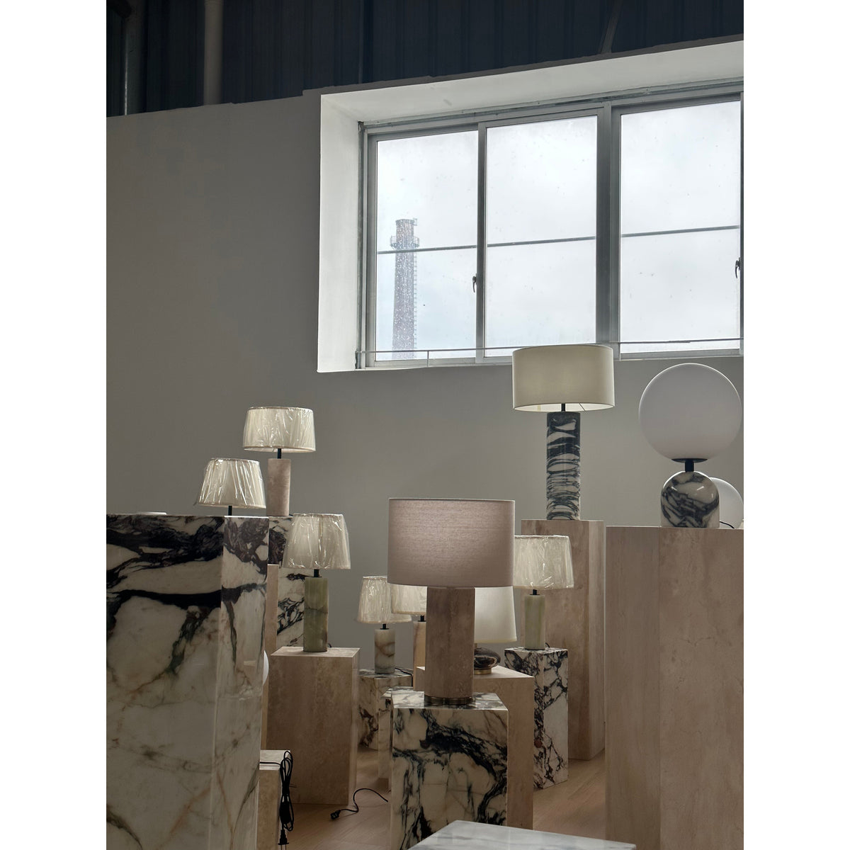 gravity-table-lamp