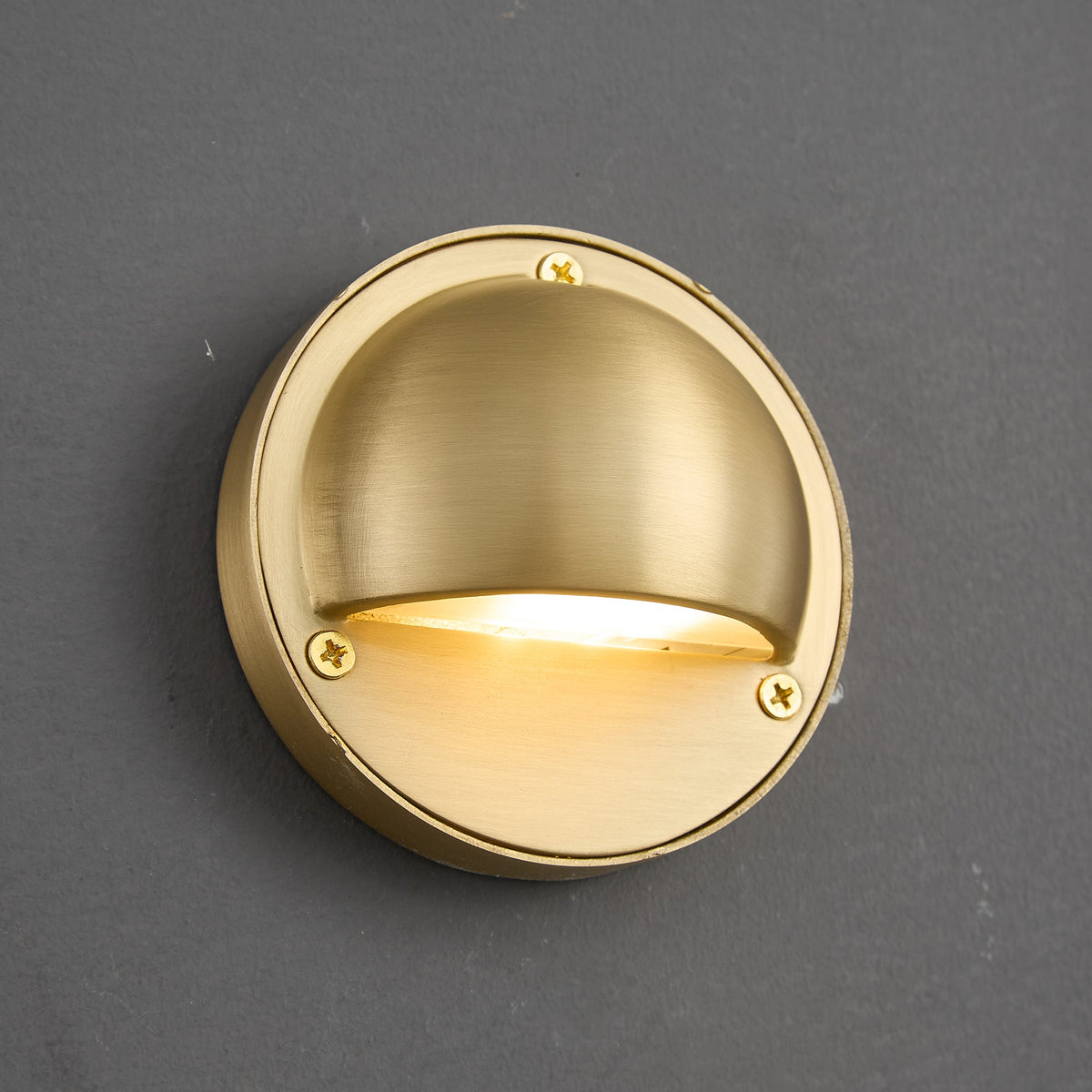 hardy-wall-lamp