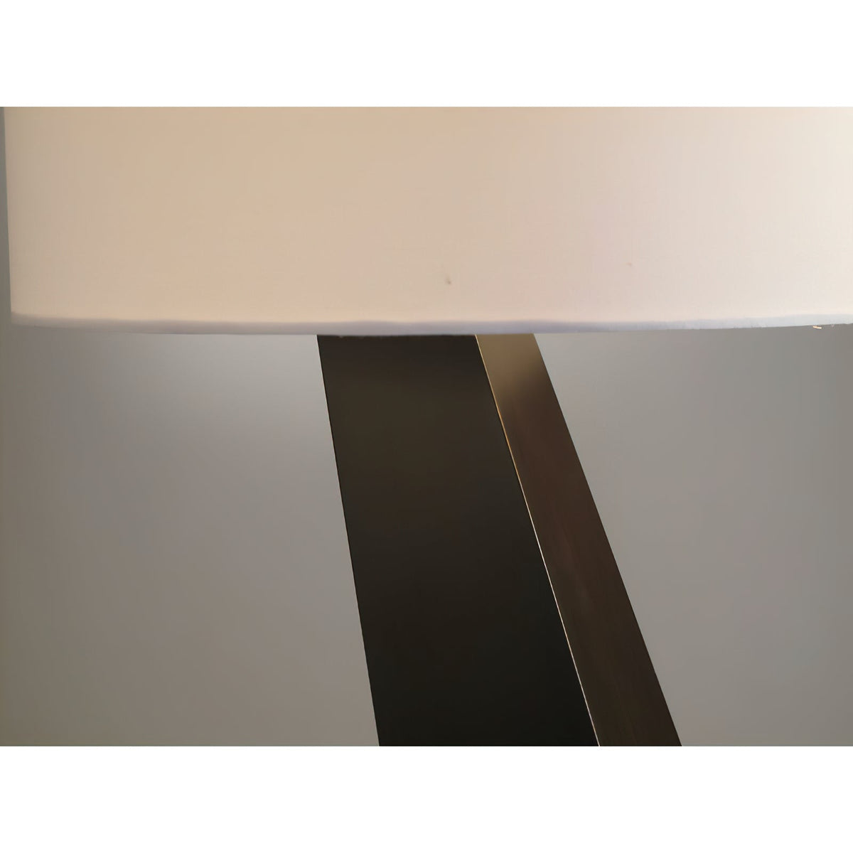 jett-obelisk-table-lamp
