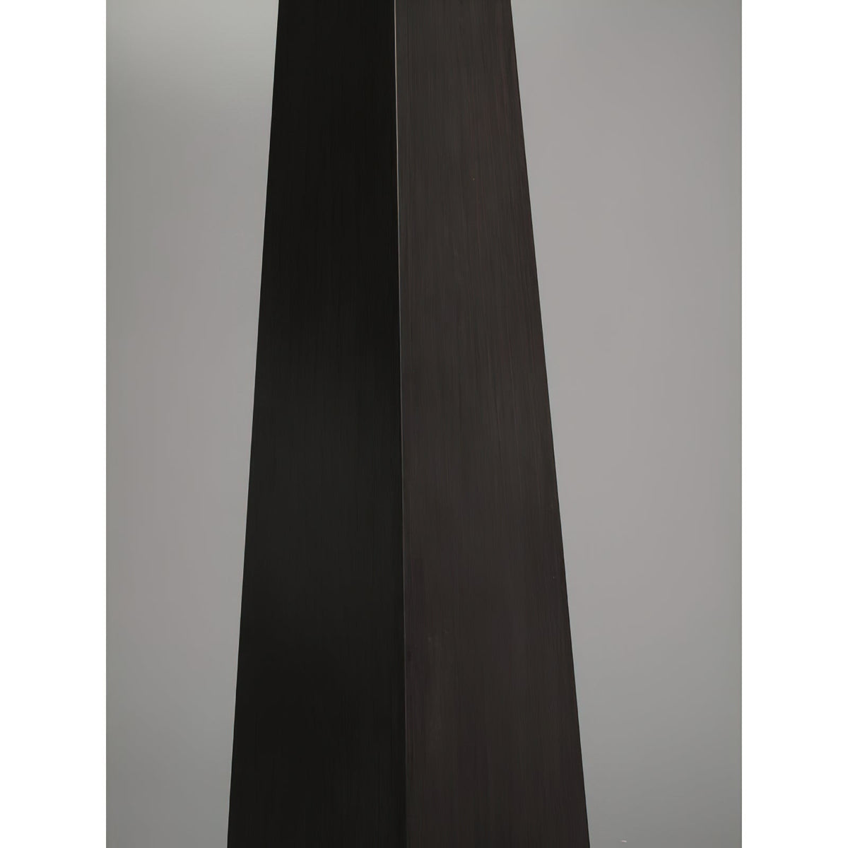 jett-obelisk-table-lamp