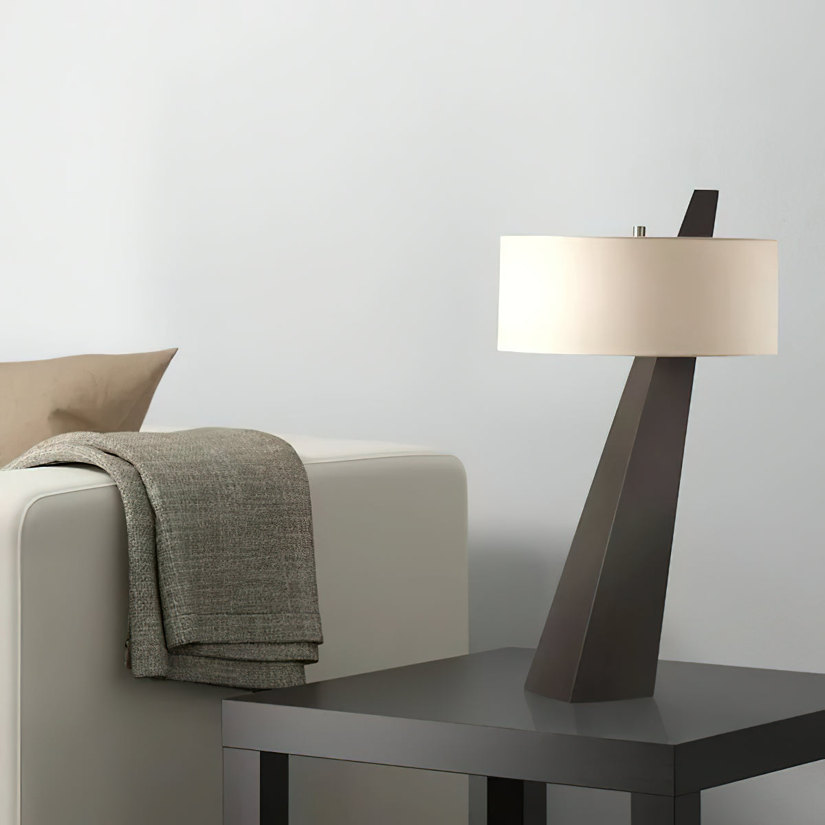jett-obelisk-table-lamp