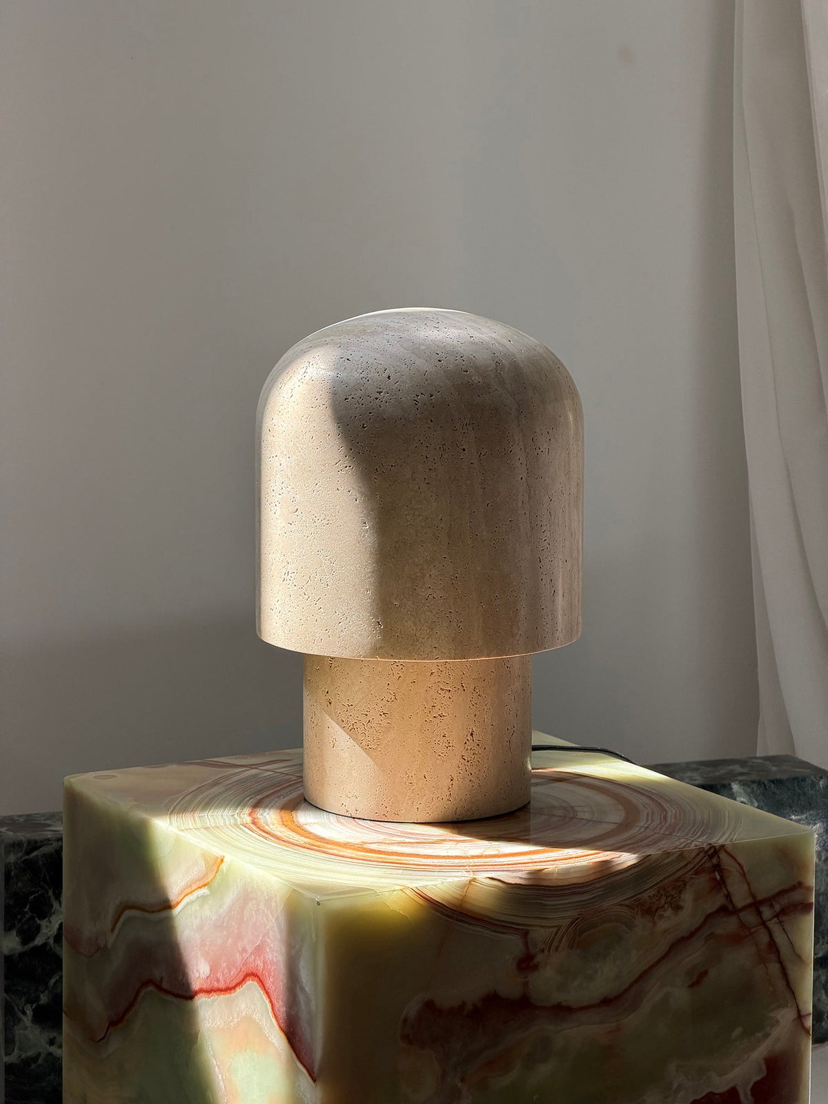 kennett-travertine-table-lamp