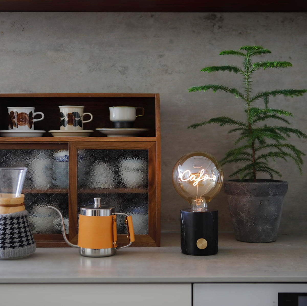 Kuitt Smiley Built In Battery Table Lamp