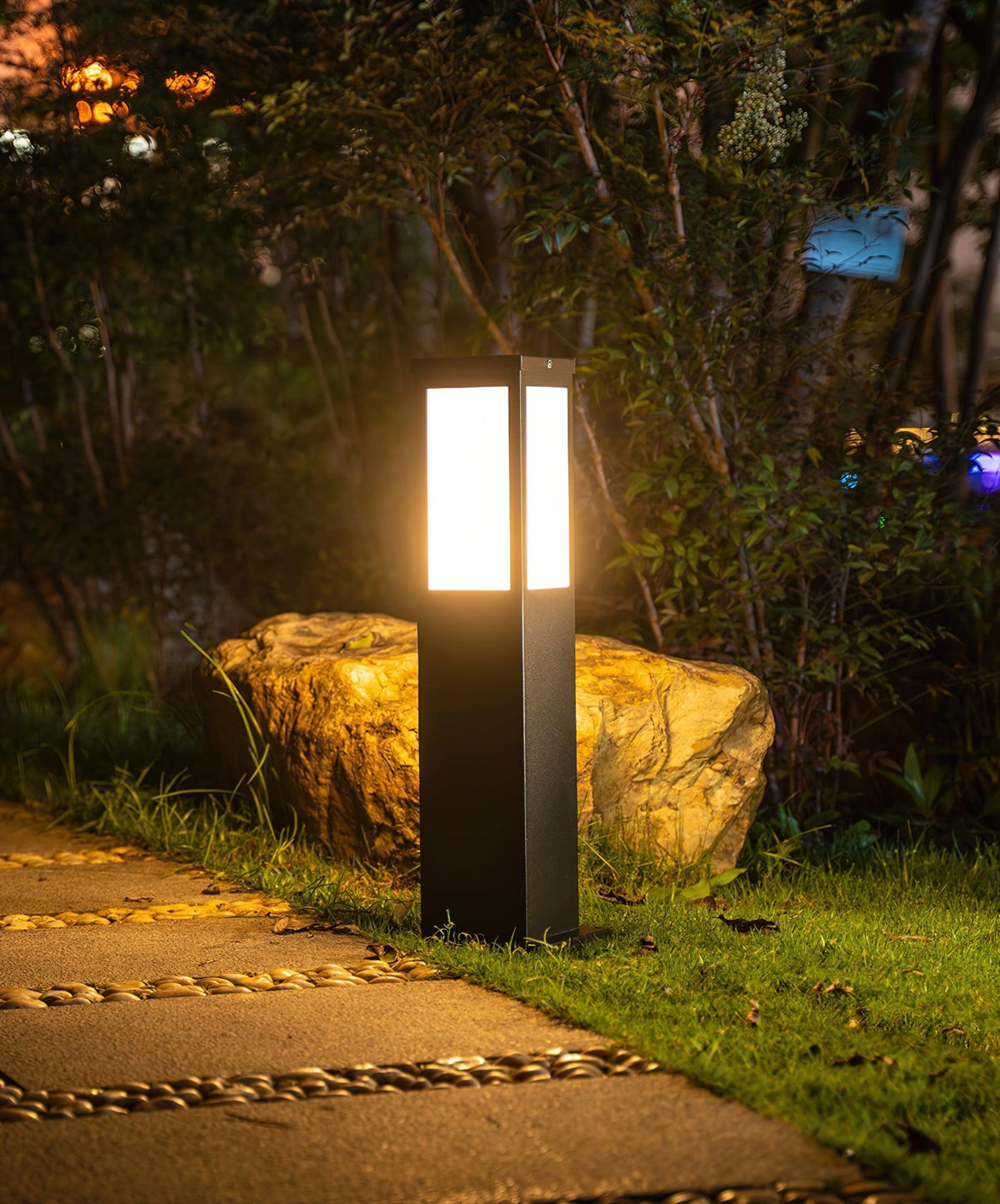 Kuzco Solar Bollard Light – Architectural Outdoor Post Lamp in Black