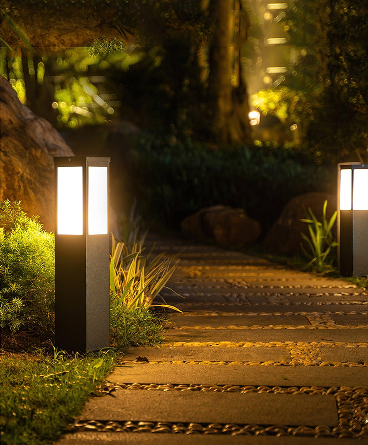 Kuzco Solar Bollard Light – Architectural Outdoor Post Lamp in Black