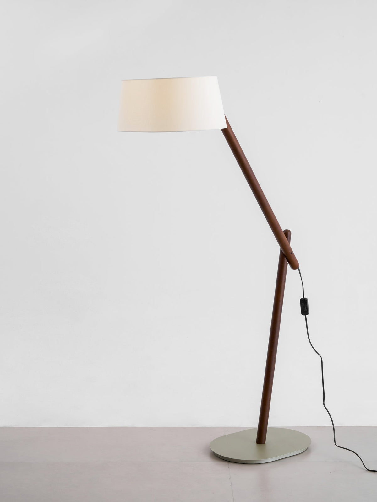 lean-pivot-floor-lamp