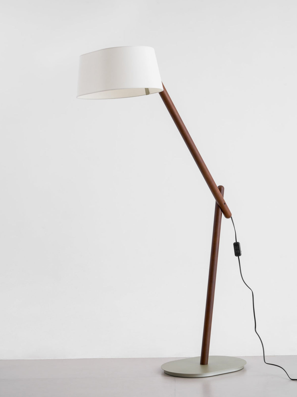 lean-pivot-floor-lamp