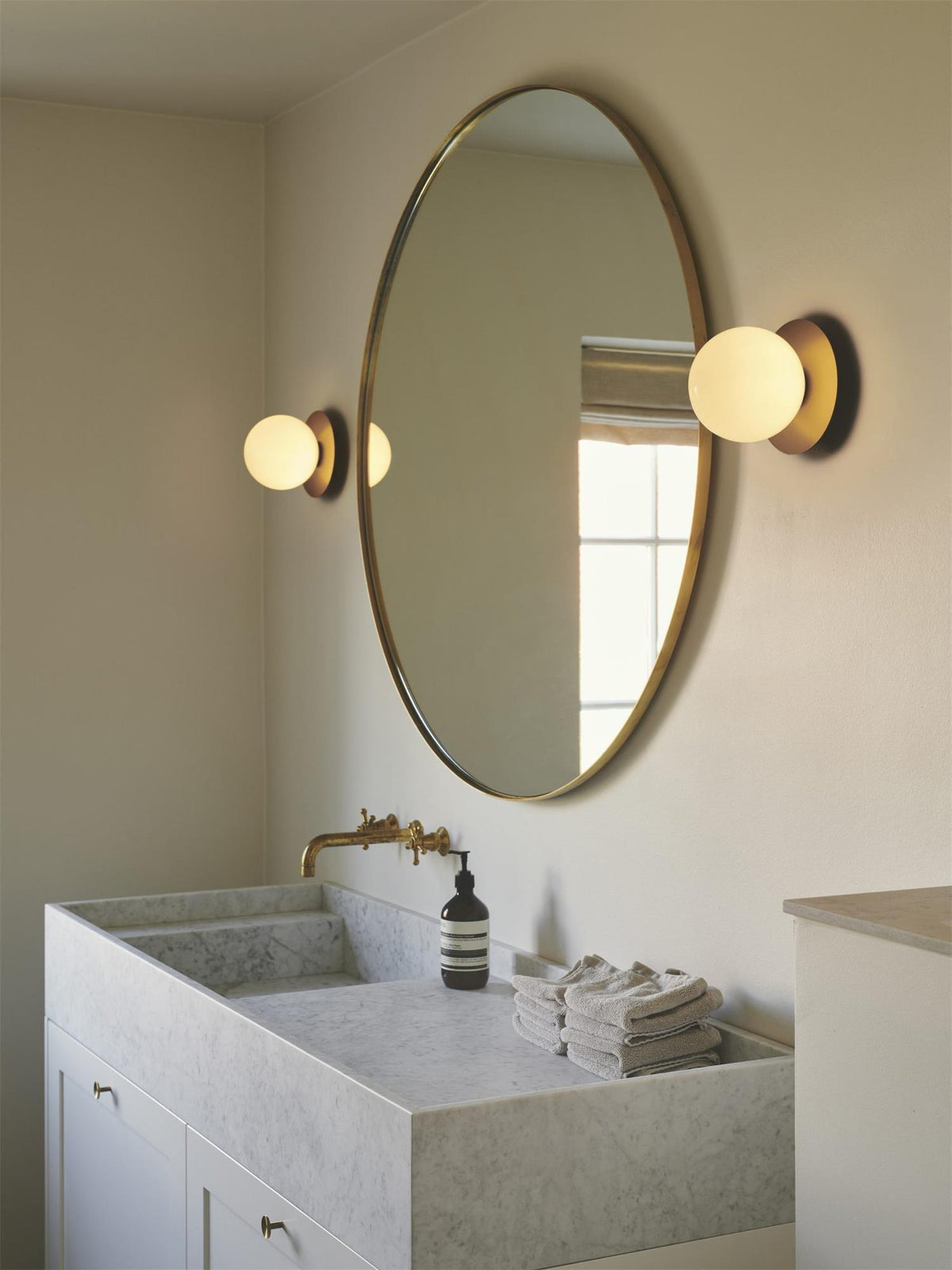 liila-wall-lamp