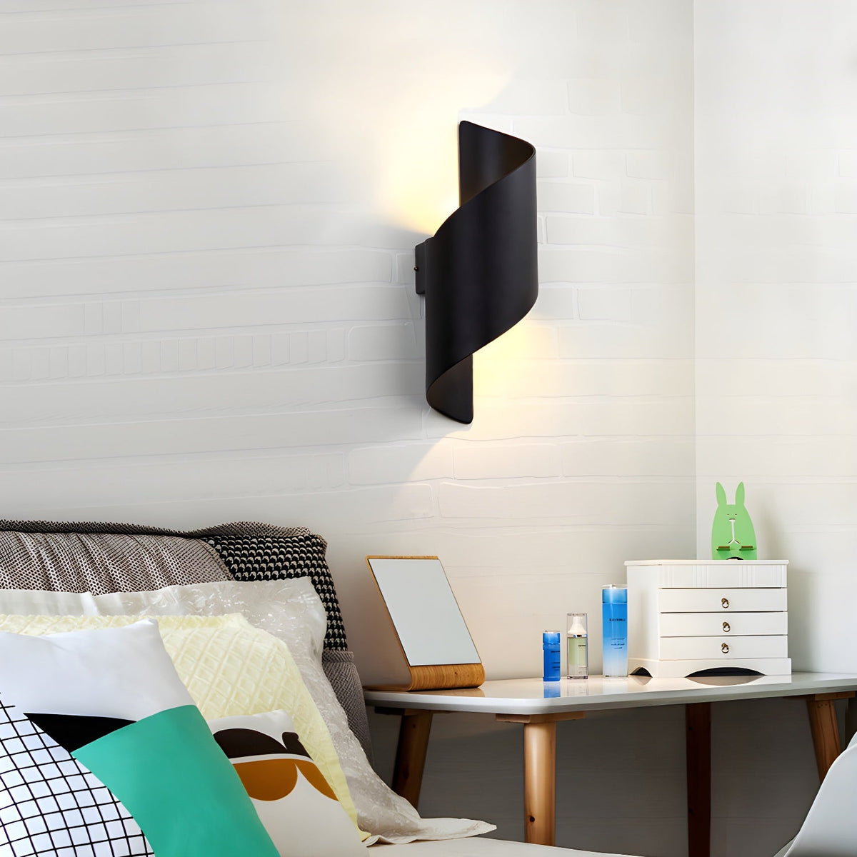 Lila Wall Sconce – Modern Ribbon LED Wall Light in Black & Gold