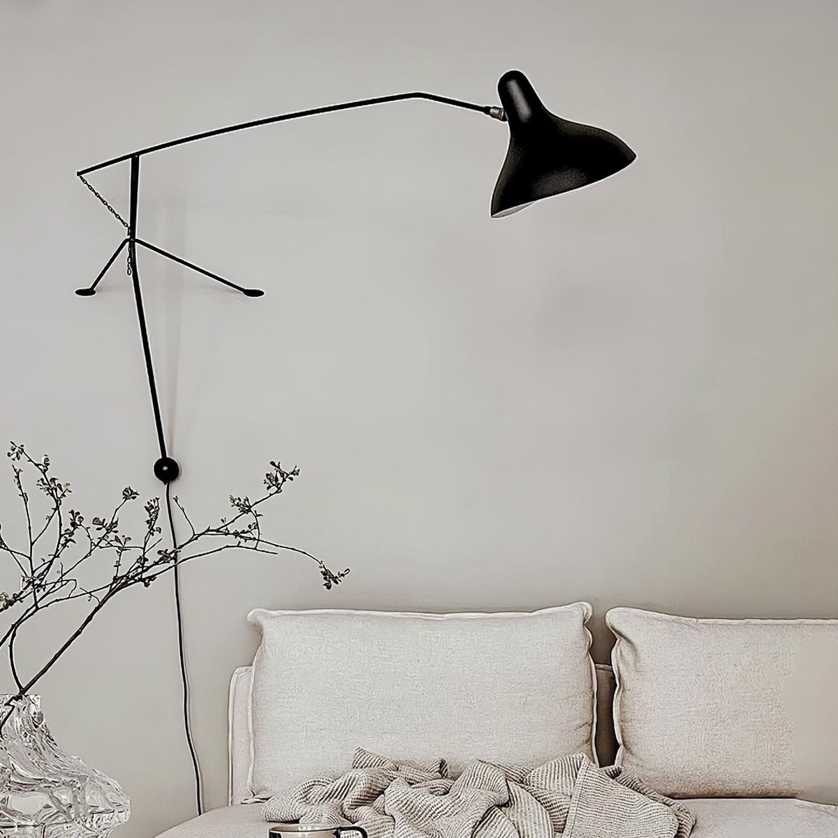 mantis-arm-wall-lamp