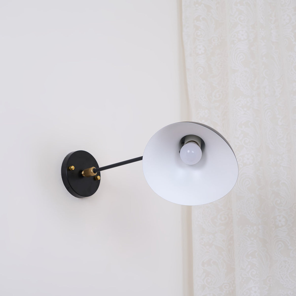 mantis-wall-lamp