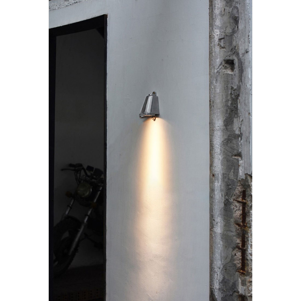 mast-wall-lamp