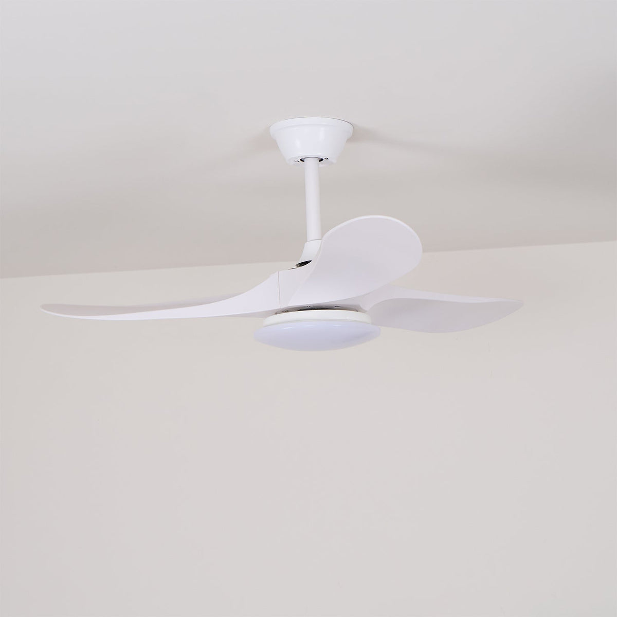 Virelo Ceiling Fan Light with LED – 42" & 52" Wood Grain Blades