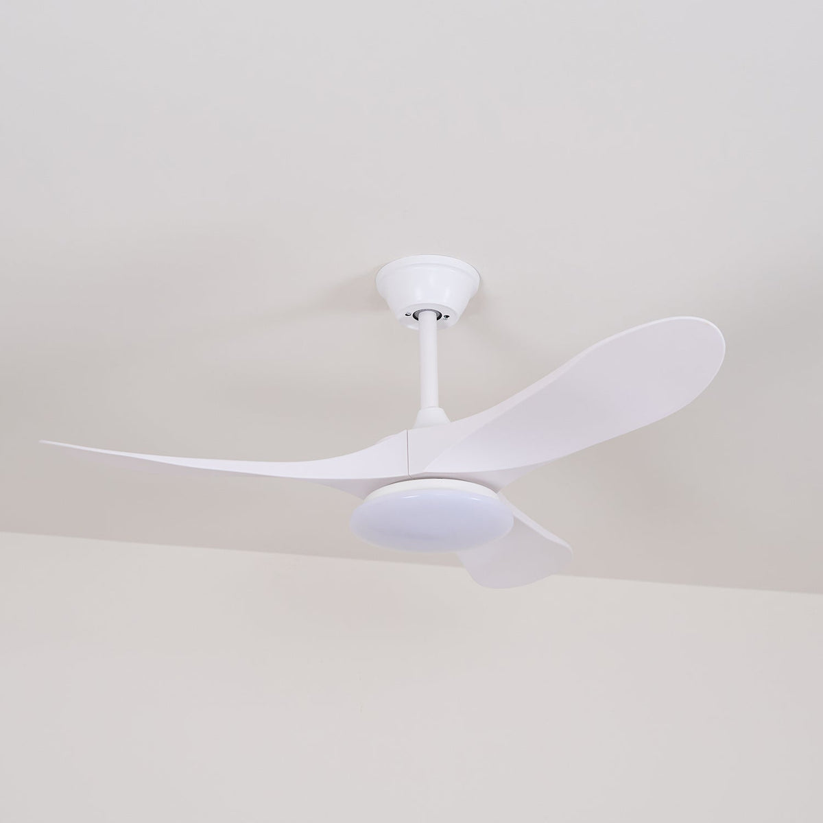 Virelo Ceiling Fan Light with LED – 42" & 52" Wood Grain Blades