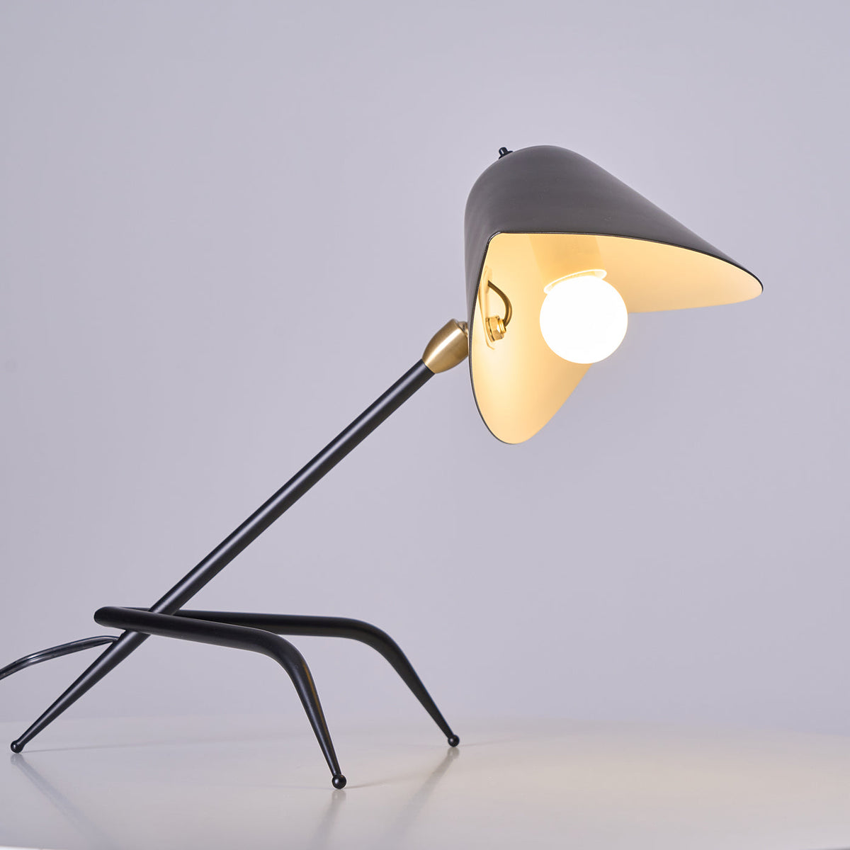 modern-tripod-table-lamp