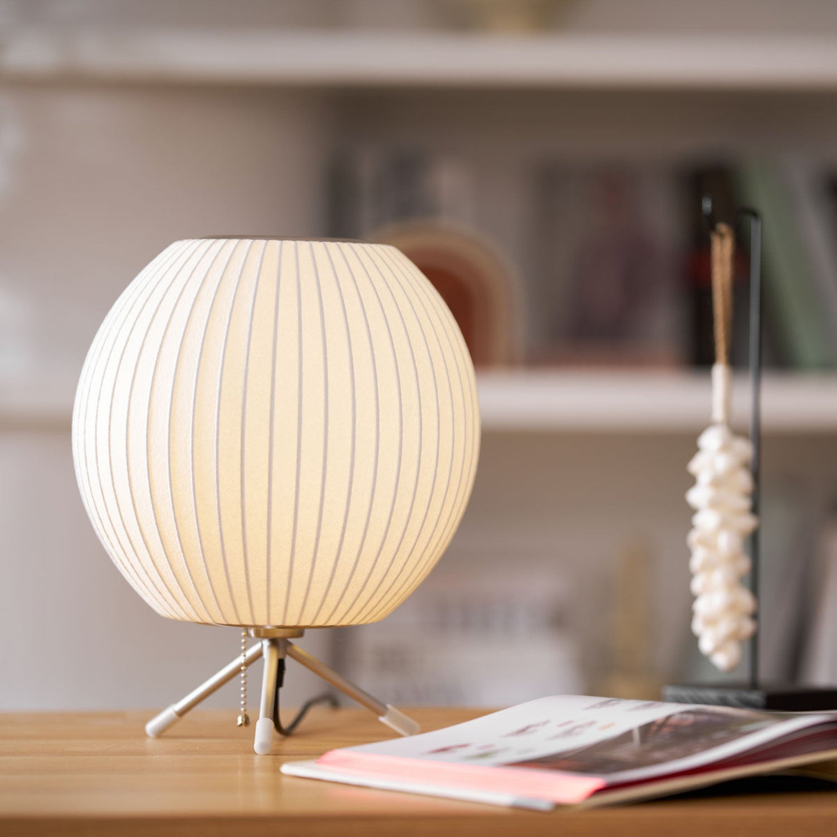 Tripod Bubble Table Lamp – Mid-Century Modern Sculptural Lighting