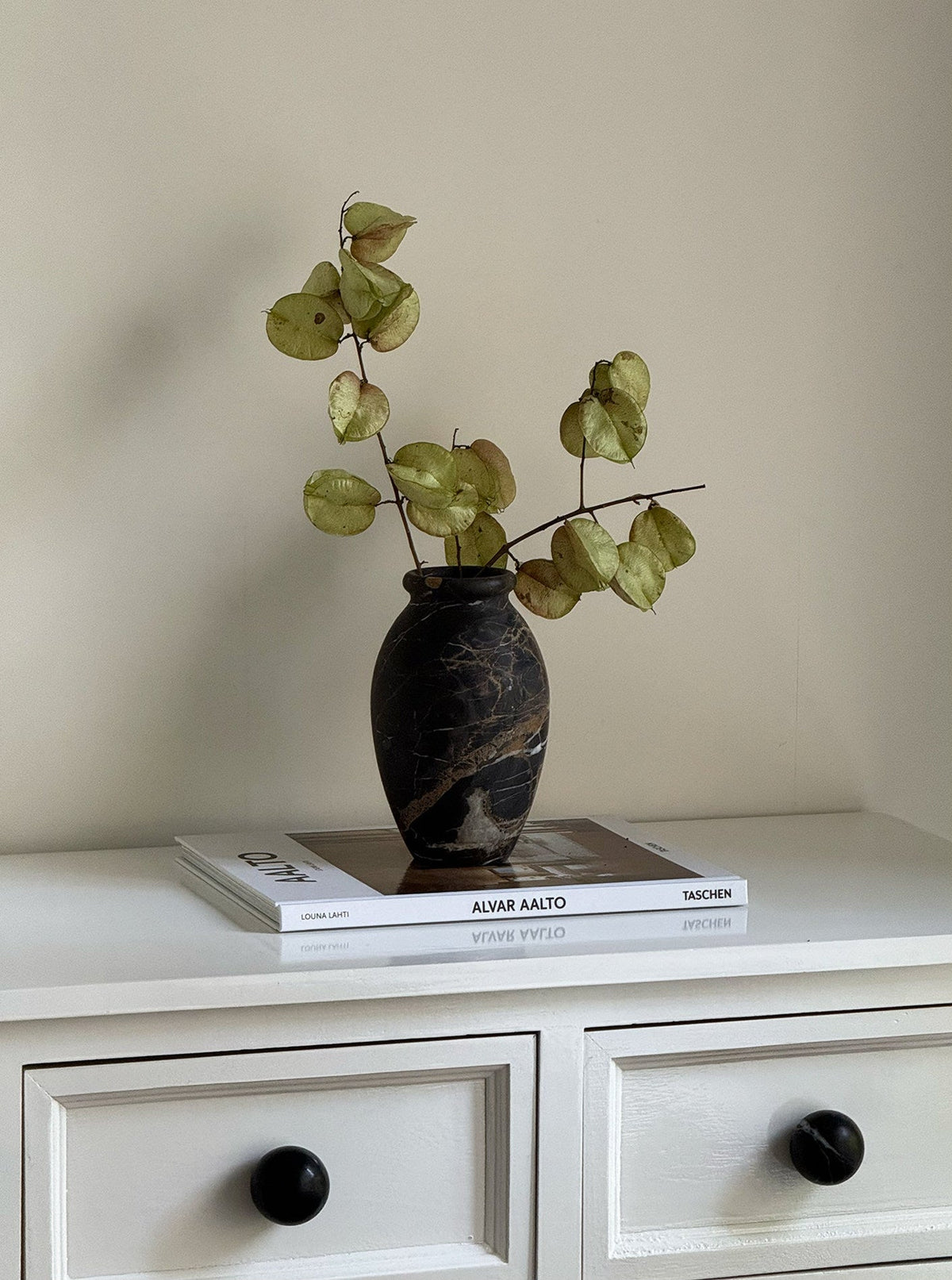 Noir Vein Stone Vase – Sculptural Marble Decor for Refined Interiors