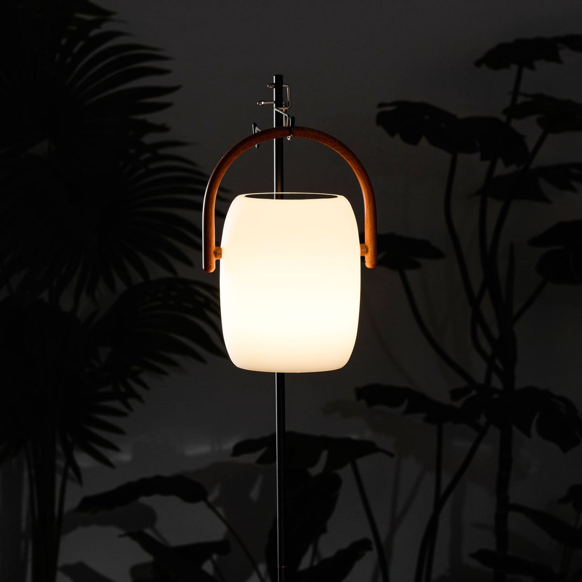 Noria Solar Outdoor Lantern – Portable LED Garden Light with Wood Handle
