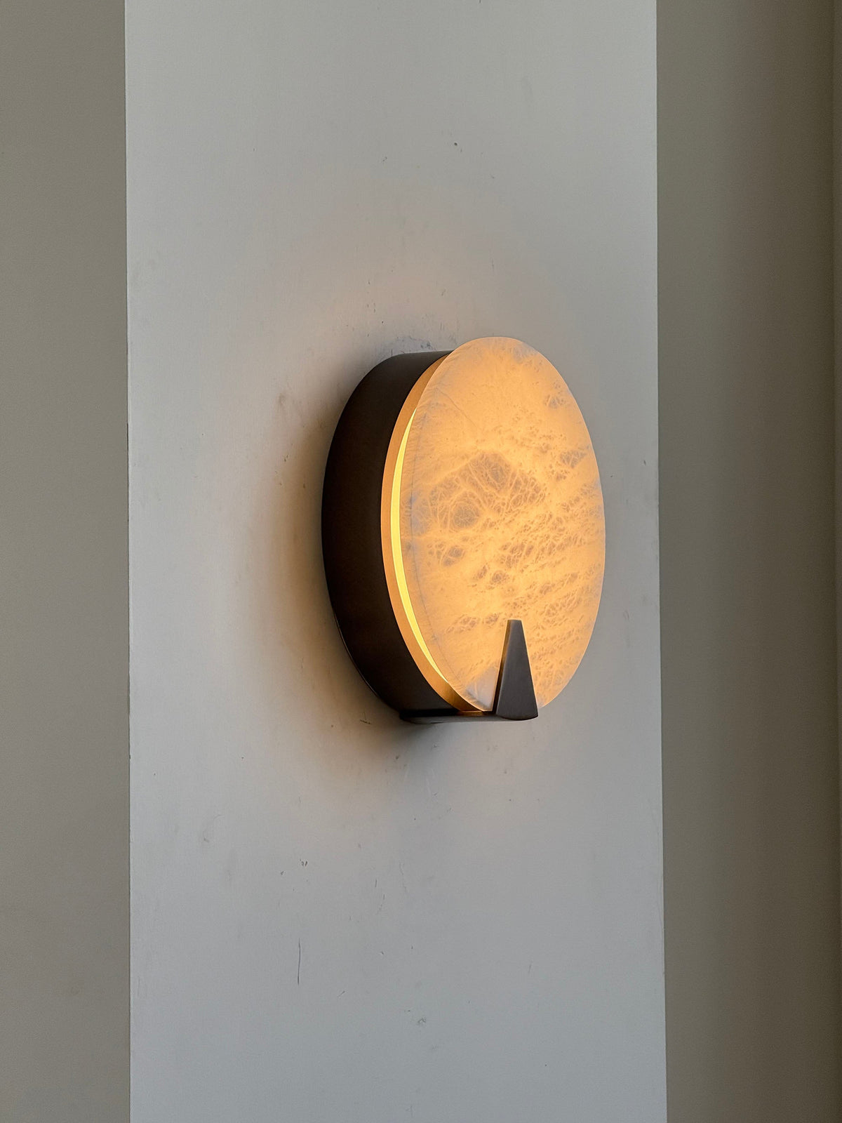 ophelia-alabaster-round-sconce