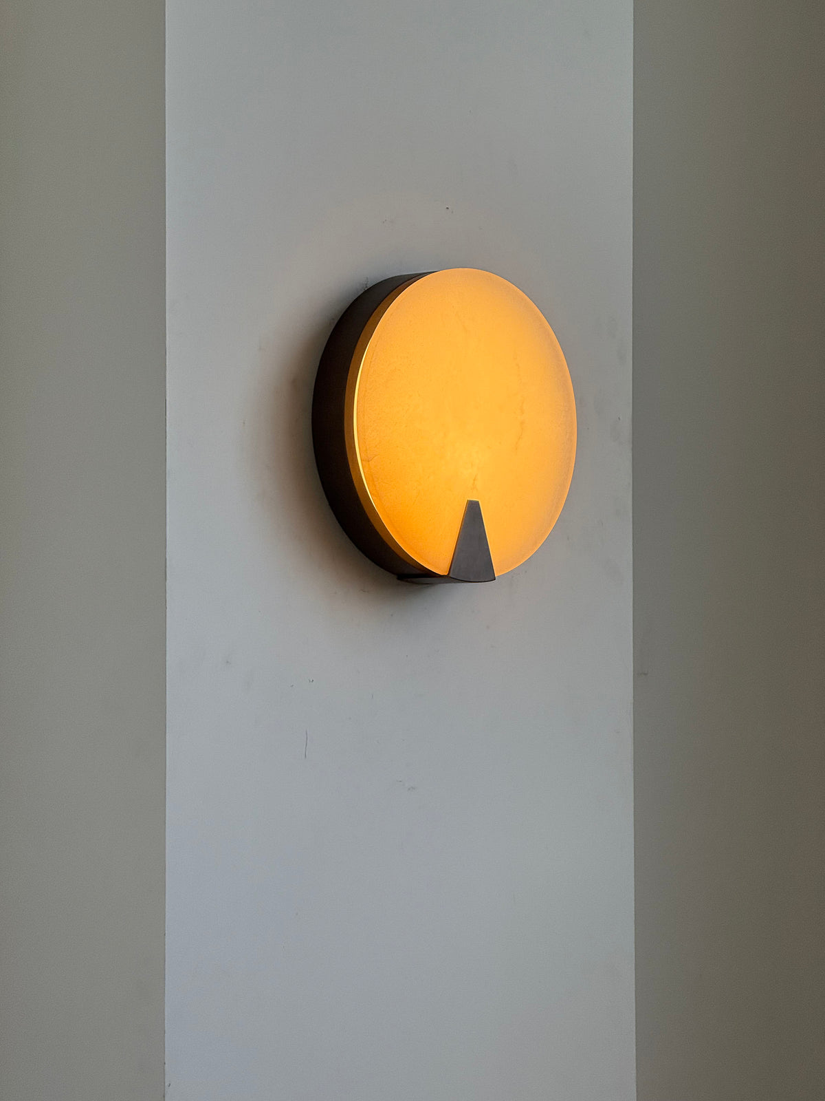 ophelia-alabaster-round-sconce