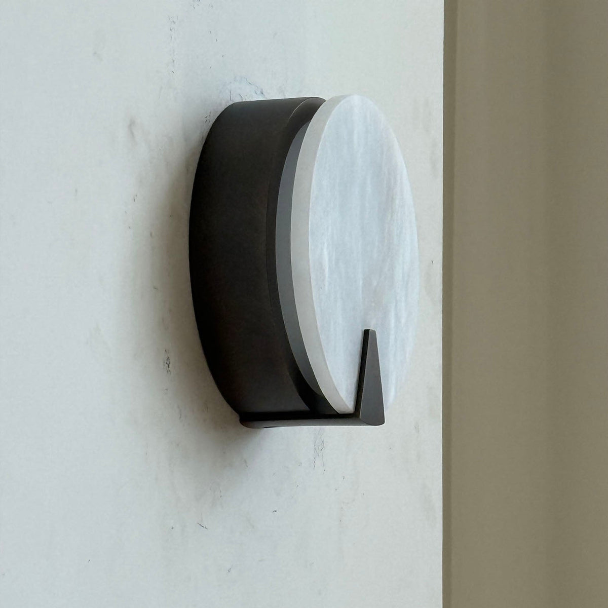 ophelia-alabaster-round-sconce