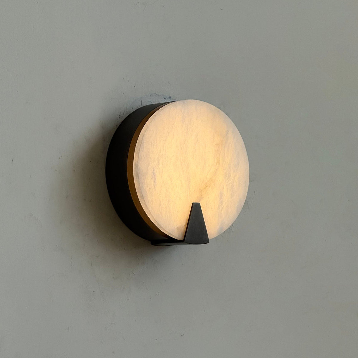 ophelia-alabaster-round-sconce