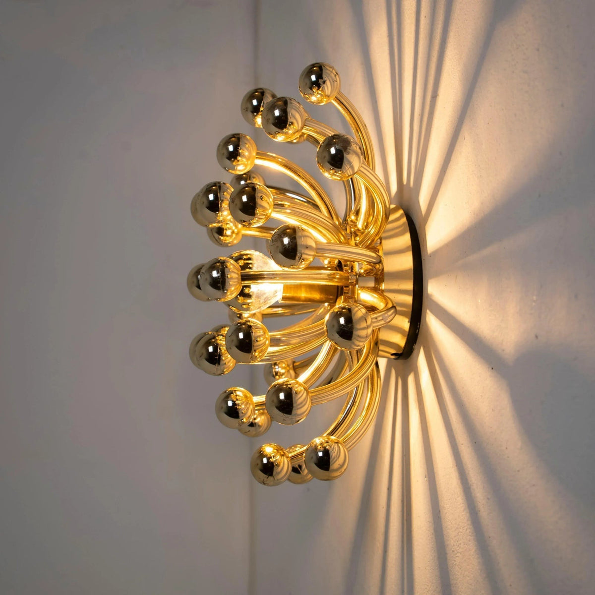 Pistillino Brass Wall Sconce – Modern Gold Orb Lighting Fixture