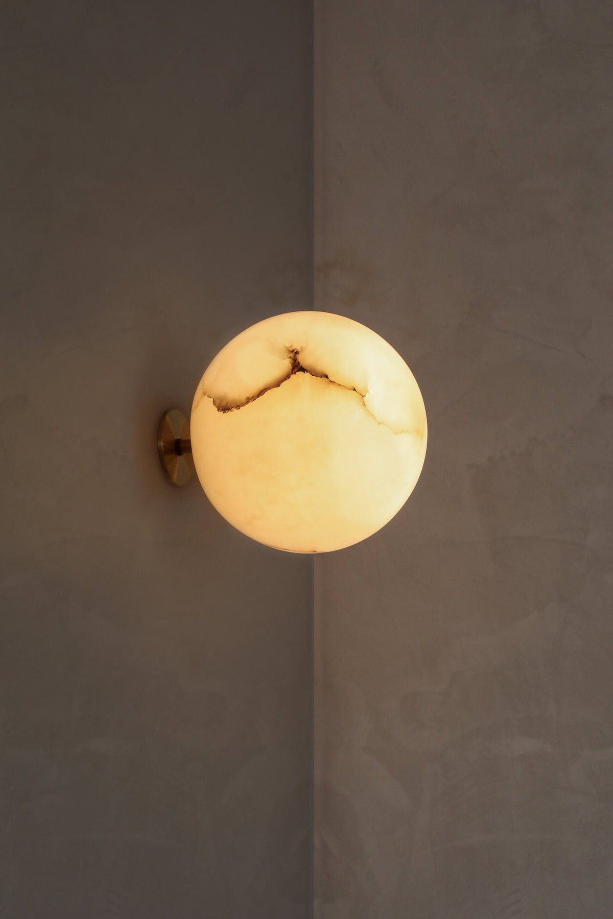 planette-alabaster-wall-lamp