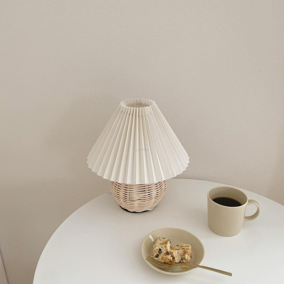 rattan-pleated-table-lamp