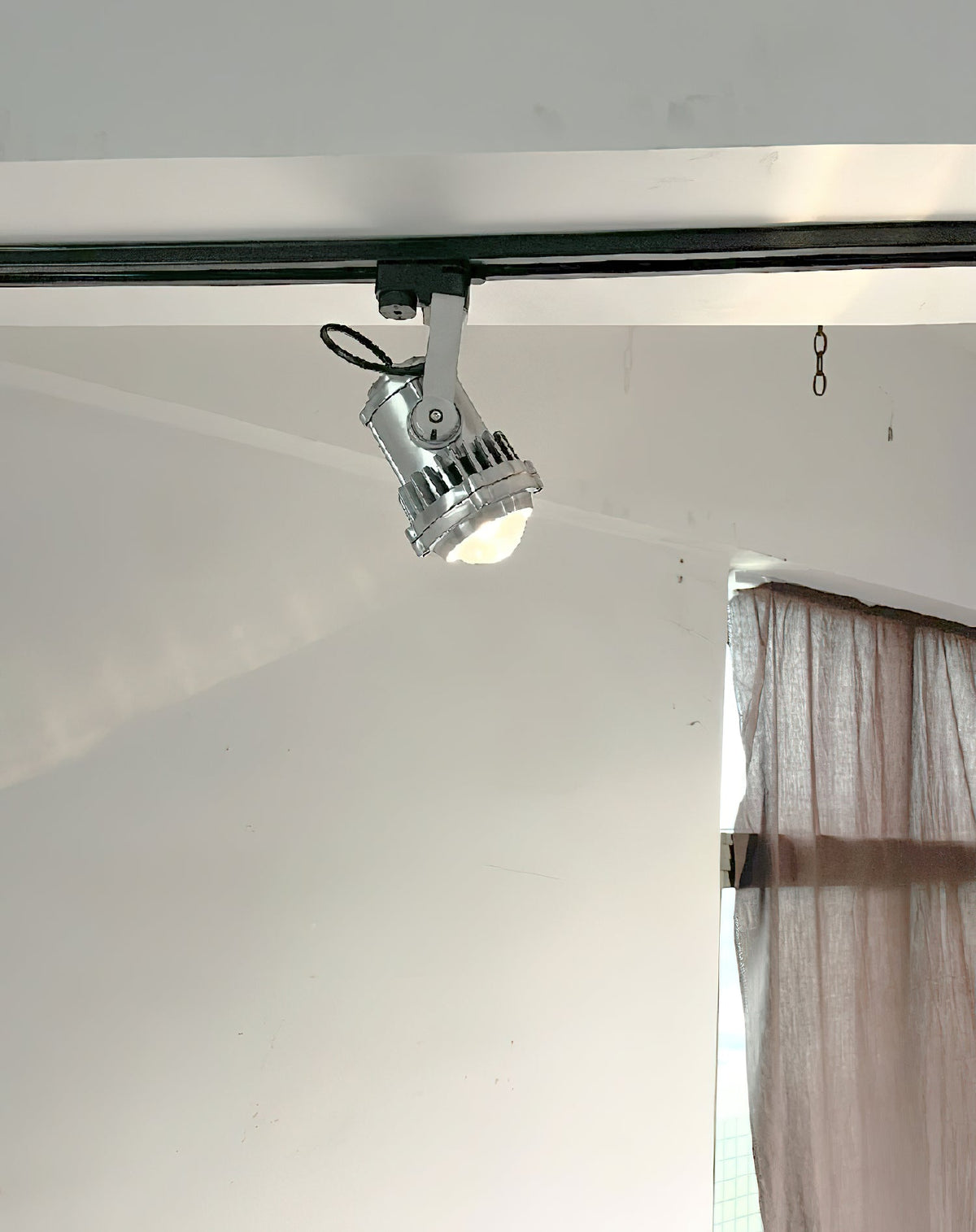 retro-industrial-aluminum-track-lights