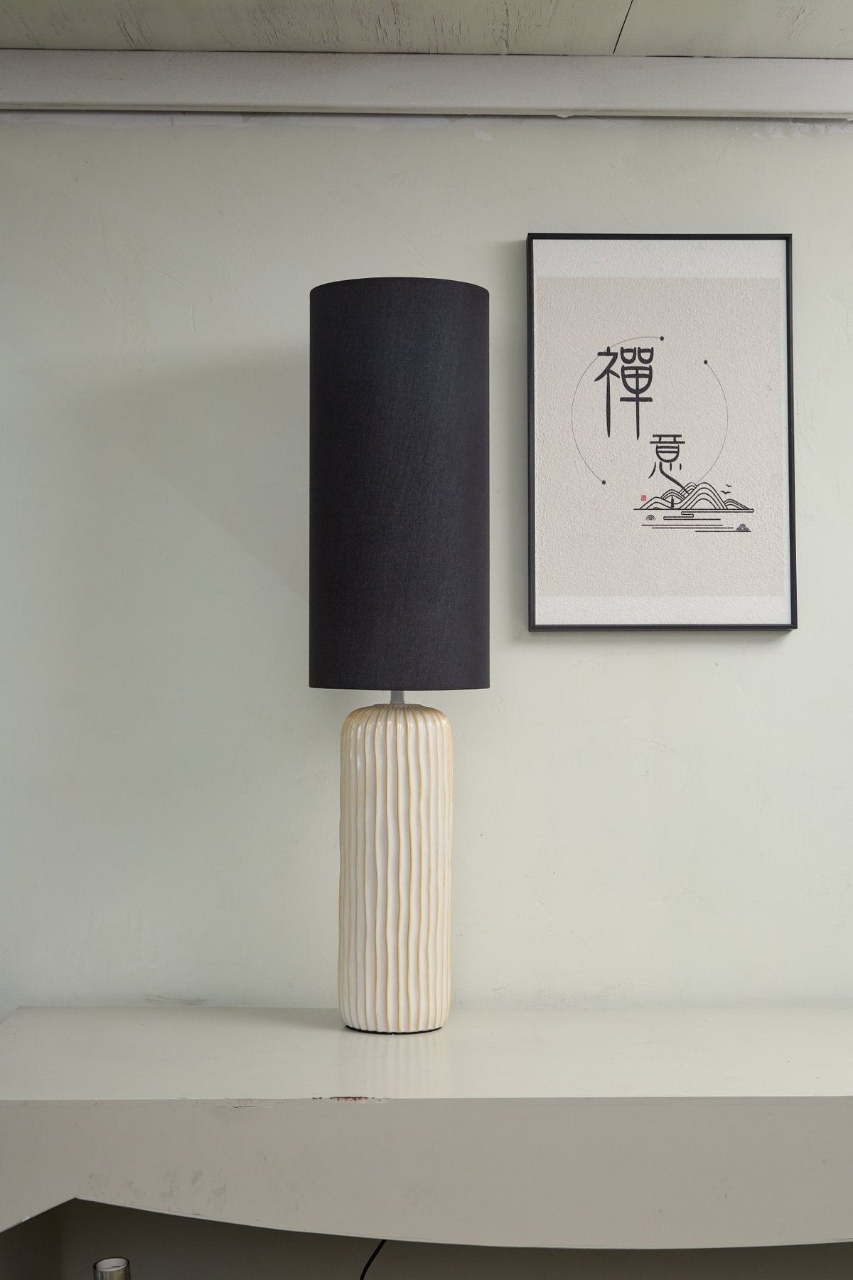 Reed Pillar Table Lamp – Ribbed Ceramic Column with Black Drum Shade