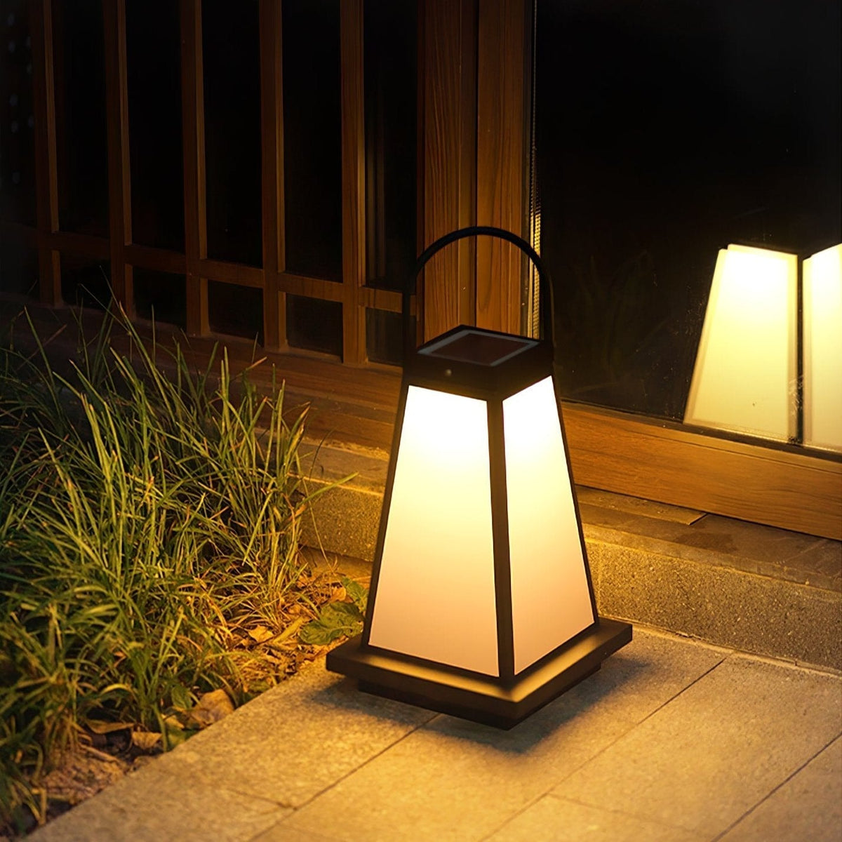 Roam Lantern Garden Solar Outdoor Lamp