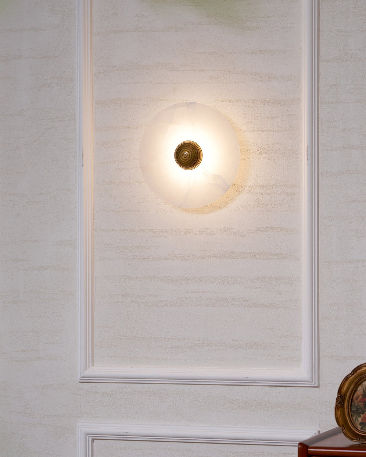 Nayra Alabaster Wall Sconce – Sculpted LED Wall Light in Natural Stone
