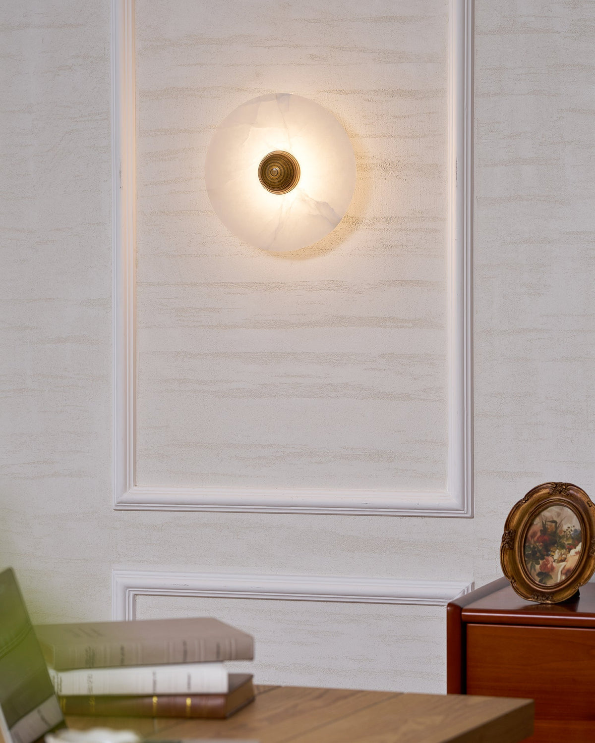 Nayra Alabaster Wall Sconce – Sculpted LED Wall Light in Natural Stone