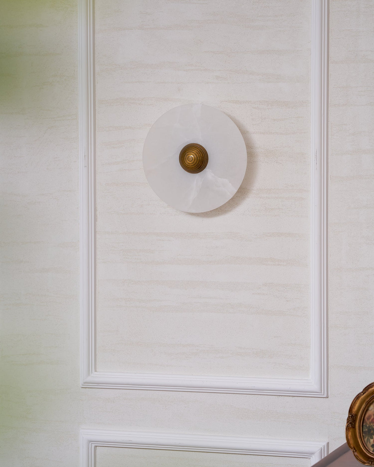 Nayra Alabaster Wall Sconce – Sculpted LED Wall Light in Natural Stone
