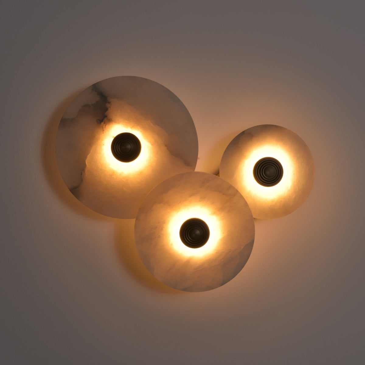 Nayra Alabaster Wall Sconce – Sculpted LED Wall Light in Natural Stone