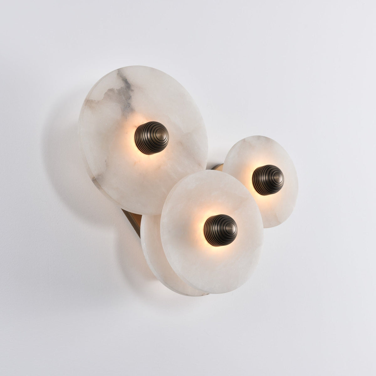 Nayra Alabaster Wall Sconce – Sculpted LED Wall Light in Natural Stone