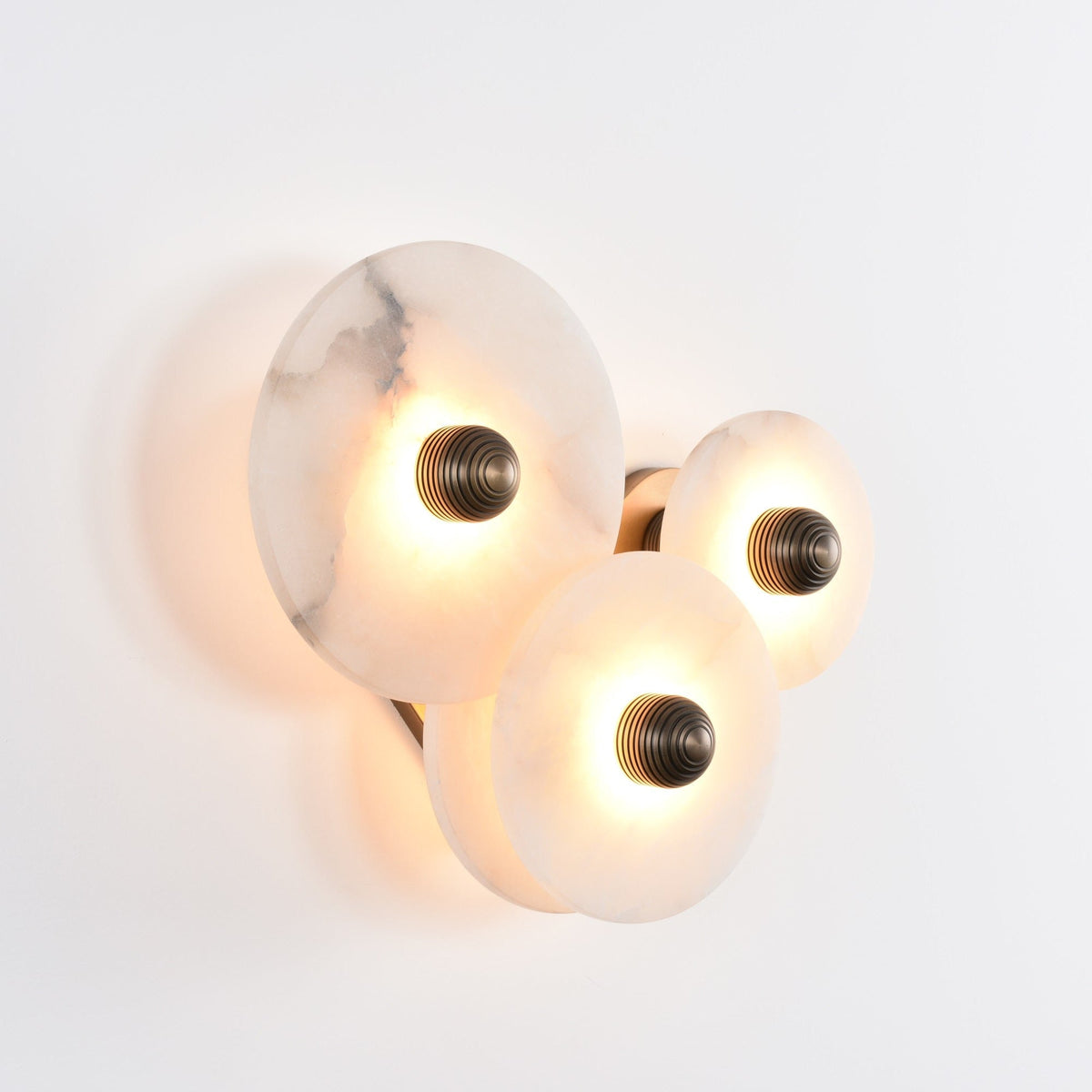 Nayra Alabaster Wall Sconce – Sculpted LED Wall Light in Natural Stone