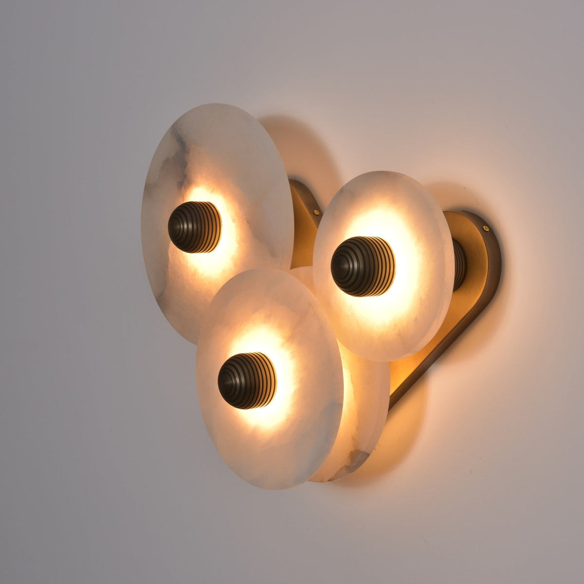 Nayra Alabaster Wall Sconce – Sculpted LED Wall Light in Natural Stone