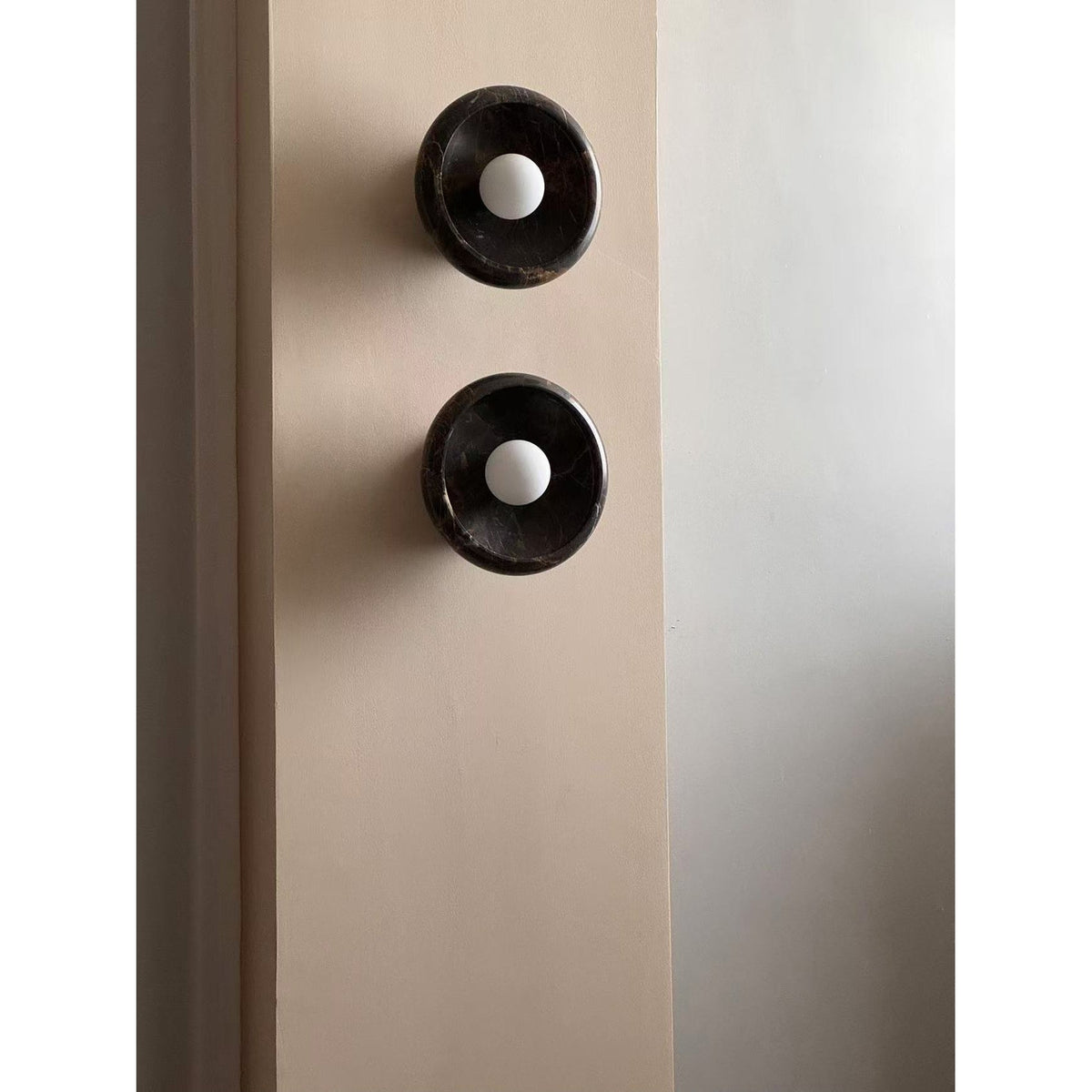 piedra-marble-wall-lamp