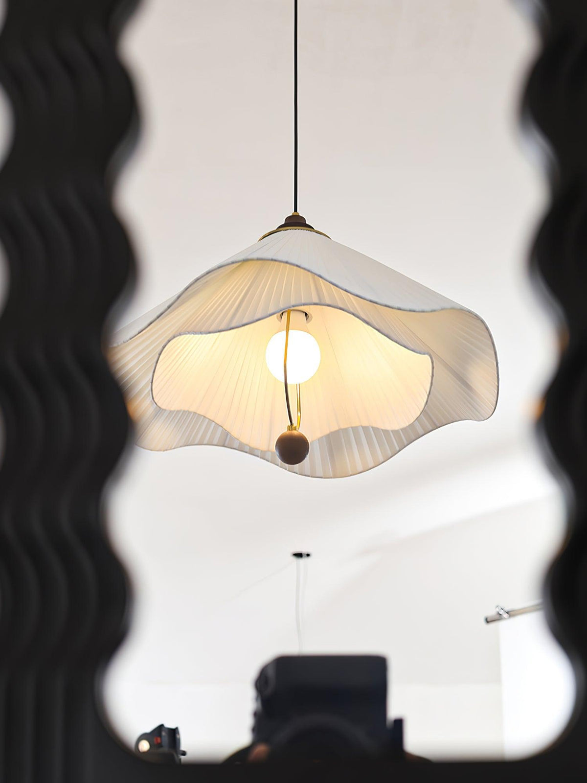 scallop-edge-pendant-light