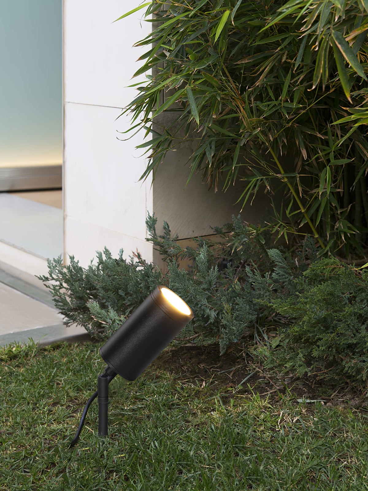 Shadow Pierce LED Ground Spike Light – Minimalist Outdoor Landscape Spotlight